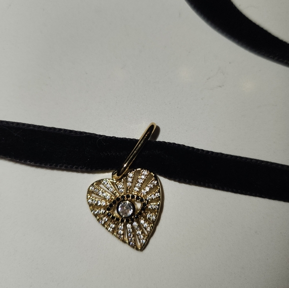 HRH COLLECTION WATCHFUL HEART Velvet Choker Necklace - Picture 5 of 6